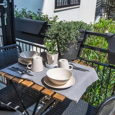 Studio83 Bed and Breakfast 4*